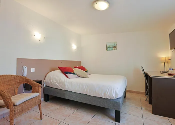 Logis L'esterella Otel 3*
